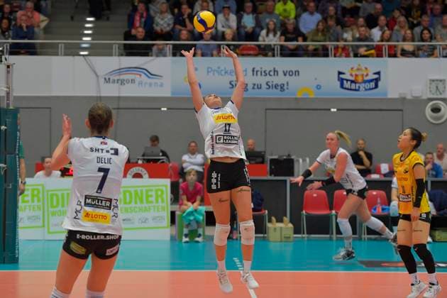 11.11.2023, Suhls Vedrana Jaksetic stellt den Ball, Volleyball, Bundesliga, Dresdner SC - VfB Lotto Suhl, (c) Dresden Deutschland
