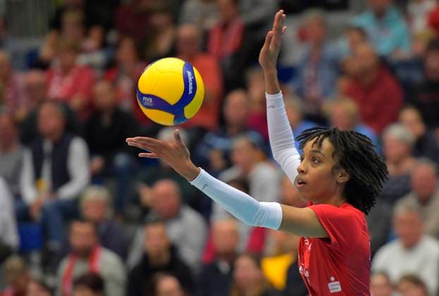 11.11.2023, Dresdens Tia Jimerson beim Aufschlag, Volleyball, Bundesliga, Dresdner SC - VfB Lotto Suhl, (c) Dresden Deutschland