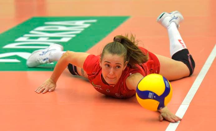 11.11.2023, Dresdens Sarah Straube bei der Abwehrarbeit, Volleyball, Bundesliga, Dresdner SC - VfB Lotto Suhl, (c) Dresden Deutschland