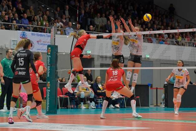 11.11.2023, Dresdens Hester Jasper überwindet den Suhler Block, Volleyball, Bundesliga, Dresdner SC - VfB Lotto Suhl, (c) Dresden Deutschland