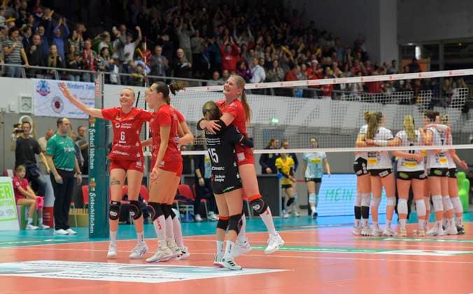 11.11.2023, Dresden jubelt, vorn Dresdens Aleksandra Jegdic und Dresdens Hester Jasper, Volleyball, Bundesliga, Dresdner SC - VfB Lotto Suhl, (c) Dresden Deutschland