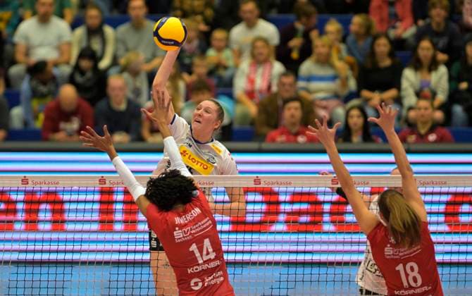 11.11.2023, Suhls Marie Hähnle und Dresdens Tia Jimerson, Volleyball, Bundesliga, Dresdner SC - VfB Lotto Suhl, (c) Dresden Deutschland