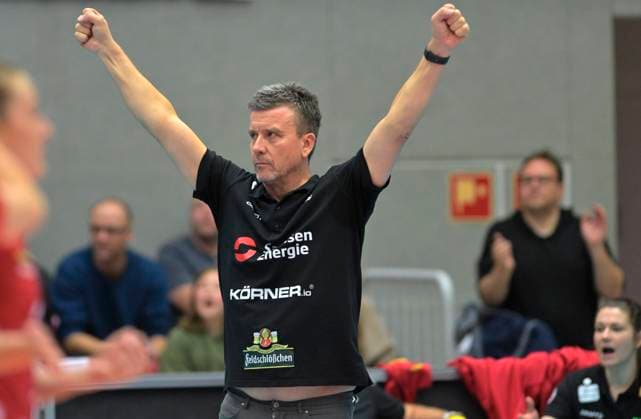 11.11.2023, Dresdens Trainer Alexander Waibl jubelt mit erhobenen Armen, Volleyball, Bundesliga, Dresdner SC - VfB Lotto Suhl, (c) Dresden Deutschland
