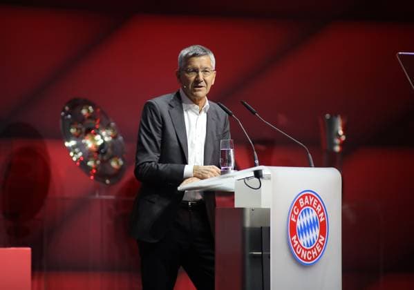 Sport Themen der Woche KW45 Sport Bilder des Tages München, Deutschland 12. November 2023: Fussball, Herren, Saison 2023 2024, FC Bayern München, Jahreshauptversammlung, JHV, Rudi-Sedlmayer-Halle Herbert Hainer, Präsident (FC Bayern München) am Rednerpult, Ansprache *** Munich, Germany 12 November 2023 Football, Men, 2023 2024 season, FC Bayern Munich, Annual General Meeting, AGM, Rudi Sedlmayer Halle Herbert Hainer, President FC Bayern Munich at the lectern, speech