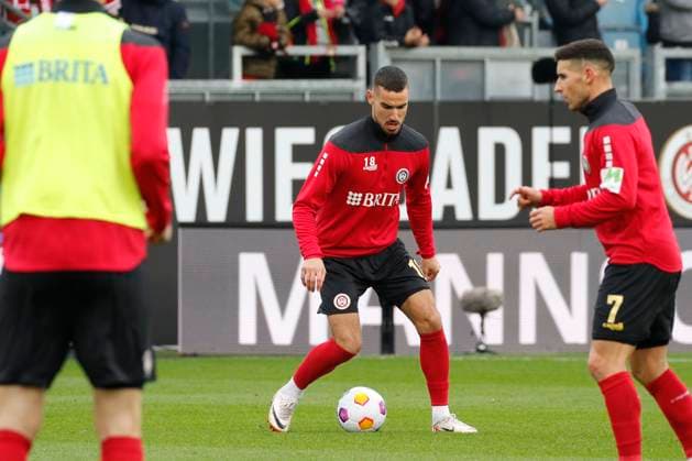 12.11.2023, xavx, Fussball 2.Bundesliga, SV Wehen Wiesbaden - 1.FC Kaiserslautern emspor, v.l. Ivan Prtajin (SV Wehen Wiesbaden) beim Auwfwärmen (DFL DFB REGULATIONS PROHIBIT ANY USE OF PHOTOGRAPHS as IMAGE SEQUENCES and or QUASI-VIDEO) Wiesbaden