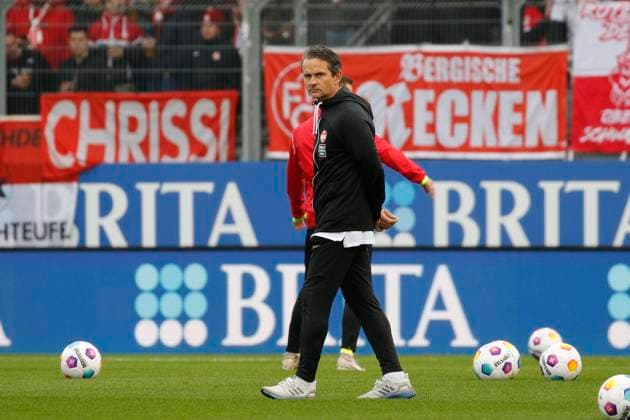 12.11.2023, xavx, Fussball 2.Bundesliga, SV Wehen Wiesbaden - 1.FC Kaiserslautern emspor, v.l. Trainer Dirk Schuster (1.FC Kaiserslautern) (DFL DFB REGULATIONS PROHIBIT ANY USE OF PHOTOGRAPHS as IMAGE SEQUENCES and or QUASI-VIDEO) Wiesbaden