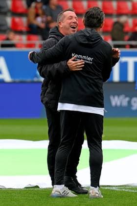 Wiesbaden, Deutschland 12. November 2023: 2. BL - 2023 2024 - SV Wehen Wiesbaden vs. 1. FC Kaiserslautern Im Bild: v.li. Trainer Markus Kauczinski (Wiesbaden) und Trainer Dirk Schuster (Kaiserslautern) begruessen sich herzlich beim Warmmachen ihrer Teams. DFL regulations prohibit any use of photographs as image sequences and or quasi-video Britta Arena Hessen