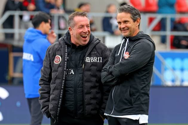 Wiesbaden, Deutschland 12. November 2023: 2. BL - 2023 2024 - SV Wehen Wiesbaden vs. 1. FC Kaiserslautern Im Bild: v.li. Trainer Markus Kauczinski (Wiesbaden) und Trainer Dirk Schuster (Kaiserslautern) unterhalten sich herzlich beim Warmmachenihrer Teams. DFL regulations prohibit any use of photographs as image sequences and or quasi-video Britta Arena Hessen