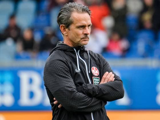 Dirk Schuster (1. FC Kaiserslautern, Trainer), GER, SV Wehen Wiesbaden vs 1.FC Kaiserslautern, Fussball, 2. Bundesliga, 13. Spieltag, Spielzeit 2023 2024, 12.11.2023, DFL regulations prohibit any use of photographs as image sequences and or quasi-video GER, SV Wehen Wiesbaden vs 1.FC Kaiserslautern, Fussball, 2. Bundesliga, 13. Spieltag, Spielzeit 2023 2024, 12.11.2023, Wiesbaden
