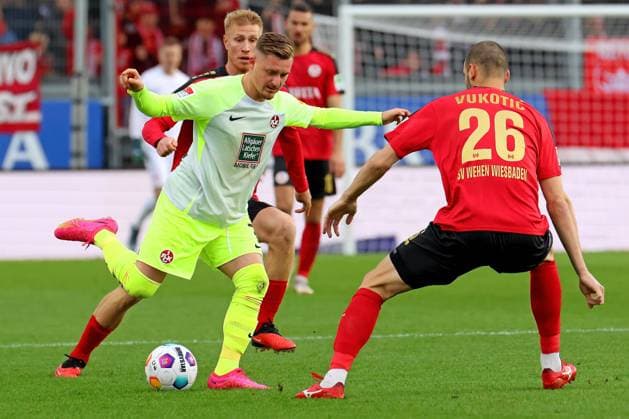 Wiesbaden, Deutschland 12. November 2023: 2. BL - 2023 2024 - SV Wehen Wiesbaden vs. 1. FC Kaiserslautern Im Bild: v. li. im Zweikampf Marlon Ritter (Kaiserslautern) gegen Aleksandar Vukotic (Wiesbaden). DFL regulations prohibit any use of photographs as image sequences and or quasi-video Britta Arena Hessen