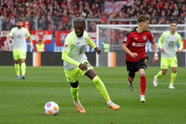 12.11.2023, xavx, Fussball 2.Bundesliga, SV Wehen Wiesbaden - 1.FC Kaiserslautern emspor, v.l. Richmond Tachie (1.FC Kaiserslautern) (DFL DFB REGULATIONS PROHIBIT ANY USE OF PHOTOGRAPHS as IMAGE SEQUENCES and or QUASI-VIDEO) Wiesbaden