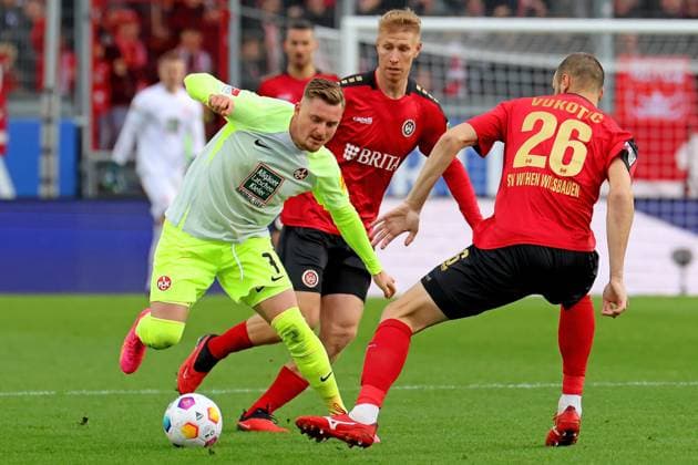 Wiesbaden, Deutschland 12. November 2023: 2. BL - 2023 2024 - SV Wehen Wiesbaden vs. 1. FC Kaiserslautern Im Bild: v.li. beim Kampf um den Ball: Marlon Ritter (Kaiserslautern), Bjarke Jacobsen (Wiesbaden) und Aleksandar Vukotic (Wiesbaden). DFL regulations prohibit any use of photographs as image sequences and or quasi-video Britta Arena Hessen