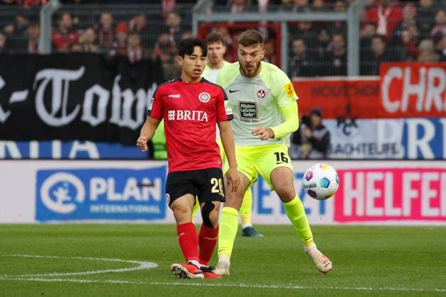 12.11.2023, xavx, Fussball 2.Bundesliga, SV Wehen Wiesbaden - 1.FC Kaiserslautern emspor, v.l. Hyun-ju Lee (SV Wehen Wiesbaden), Julian Niehues (1.FC Kaiserslautern) (DFL DFB REGULATIONS PROHIBIT ANY USE OF PHOTOGRAPHS as IMAGE SEQUENCES and or QUASI-VIDEO) Wiesbaden