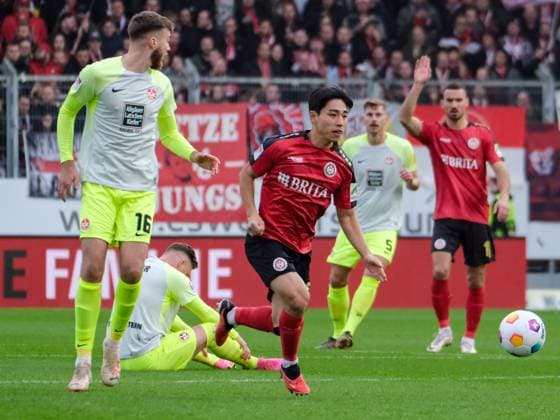 Hyunju Lee (SV Wehen Wiesbaden, 20), Julian Niehues (1. FC Kaiserslautern, 16), GER, SV Wehen Wiesbaden vs 1.FC Kaiserslautern, Fussball, 2. Bundesliga, 13. Spieltag, Spielzeit 2023 2024, 12.11.2023, DFL regulations prohibit any use of photographs as image sequences and or quasi-video GER, SV Wehen Wiesbaden vs 1.FC Kaiserslautern, Fussball, 2. Bundesliga, 13. Spieltag, Spielzeit 2023 2024, 12.11.2023, Wiesbaden