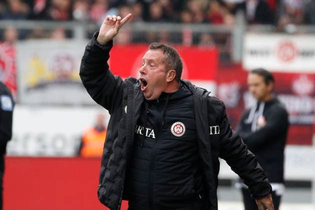 12.11.2023, xavx, Fussball 2.Bundesliga, SV Wehen Wiesbaden - 1.FC Kaiserslautern emspor, v.l. Trainer Markus Kauczinski (SV Wehen Wiesbaden) gibt Anweisungen, gestikuliert, mit den Armen gestikulieren, gives instructions, gesticulate. (DFL DFB REGULATIONS PROHIBIT ANY USE OF PHOTOGRAPHS as IMAGE SEQUENCES and or QUASI-VIDEO) Wiesbaden
