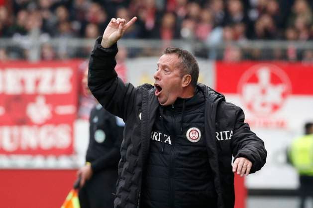 12.11.2023, xavx, Fussball 2.Bundesliga, SV Wehen Wiesbaden - 1.FC Kaiserslautern emspor, v.l. Trainer Markus Kauczinski (SV Wehen Wiesbaden) gibt Anweisungen, gestikuliert, mit den Armen gestikulieren, gives instructions, gesticulate. (DFL DFB REGULATIONS PROHIBIT ANY USE OF PHOTOGRAPHS as IMAGE SEQUENCES and or QUASI-VIDEO) Wiesbaden