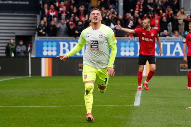 12.11.2023, xavx, Fussball 2.Bundesliga, SV Wehen Wiesbaden - 1.FC Kaiserslautern emspor, v.l. Marlon Ritter (1.FC Kaiserslautern) celebrate the goal, Der Torjubel zum 0:1 (DFL DFB REGULATIONS PROHIBIT ANY USE OF PHOTOGRAPHS as IMAGE SEQUENCES and or QUASI-VIDEO) Wiesbaden