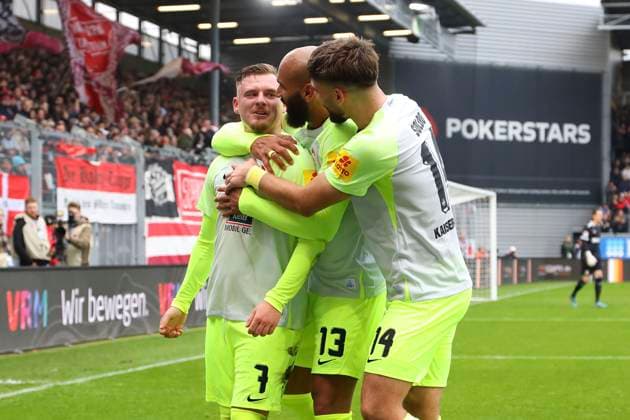 12.11.2023, xavx, Fussball 2.Bundesliga, SV Wehen Wiesbaden - 1.FC Kaiserslautern emspor, v.l. Marlon Ritter (1.FC Kaiserslautern) celebrate the goal, Der Torjubel zum 0:1 (DFL DFB REGULATIONS PROHIBIT ANY USE OF PHOTOGRAPHS as IMAGE SEQUENCES and or QUASI-VIDEO) Wiesbaden