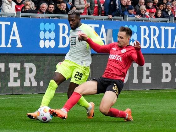 Richmond Tachie (1. FC Kaiserslautern, 29) im Zweikampf mit Amar Catic (SV Wehen Wiesbaden, 34), GER, SV Wehen Wiesbaden vs 1.FC Kaiserslautern, Fussball, 2. Bundesliga, 13. Spieltag, Spielzeit 2023 2024, 12.11.2023, DFL regulations prohibit any use of photographs as image sequences and or quasi-video GER, SV Wehen Wiesbaden vs 1.FC Kaiserslautern, Fussball, 2. Bundesliga, 13. Spieltag, Spielzeit 2023 2024, 12.11.2023, Wiesbaden