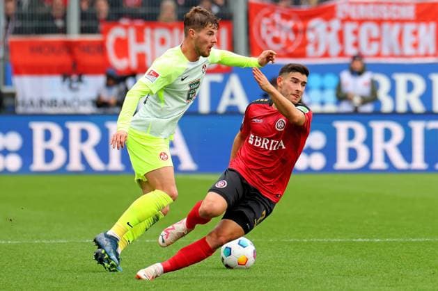 Wiesbaden, Deutschland 12. November 2023: 2. BL - 2023 2024 - SV Wehen Wiesbaden vs. 1. FC Kaiserslautern Im Bild: v. li. im Zweikampf Jan Elvedi (Kaiserslautern) gegen Robin Heusser (Wiesbaden). DFL regulations prohibit any use of photographs as image sequences and or quasi-video Britta Arena Hessen