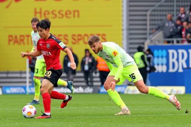 Wiesbaden, Deutschland 12. November 2023: 2. BL - 2023 2024 - SV Wehen Wiesbaden vs. 1. FC Kaiserslautern Im Bild: v. li. im Zweikampf Hyun-ju Lee (Wiesbaden) gegen Julian Niehues (Kaiserslautern). DFL regulations prohibit any use of photographs as image sequences and or quasi-video Britta Arena Hessen
