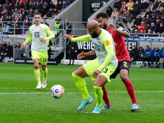 Terrence Boyd (1. FC Kaiserslautern, 13) im Zweikampf mit Martin Angha (SV Wehen Wiesbaden, 2), GER, SV Wehen Wiesbaden vs 1.FC Kaiserslautern, Fussball, 2. Bundesliga, 13. Spieltag, Spielzeit 2023 2024, 12.11.2023, DFL regulations prohibit any use of photographs as image sequences and or quasi-video GER, SV Wehen Wiesbaden vs 1.FC Kaiserslautern, Fussball, 2. Bundesliga, 13. Spieltag, Spielzeit 2023 2024, 12.11.2023, Wiesbaden