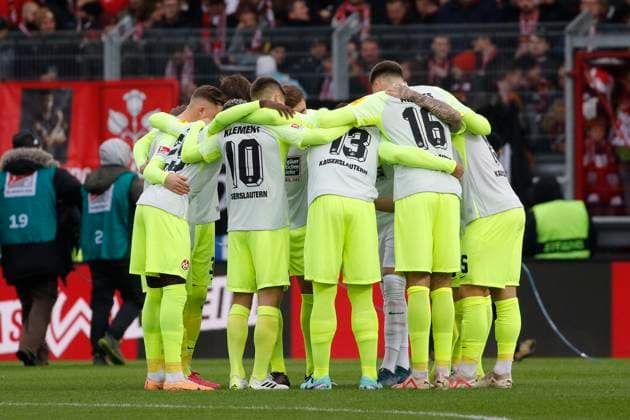 12.11.2023, xavx, Fussball 2.Bundesliga, SV Wehen Wiesbaden - 1.FC Kaiserslautern emspor, v.l. Die Mannschaft Spieler vom 1.FC Kaiserslautern Mannschaftskreis vor Spielbeginn (DFL DFB REGULATIONS PROHIBIT ANY USE OF PHOTOGRAPHS as IMAGE SEQUENCES and or QUASI-VIDEO) Wiesbaden