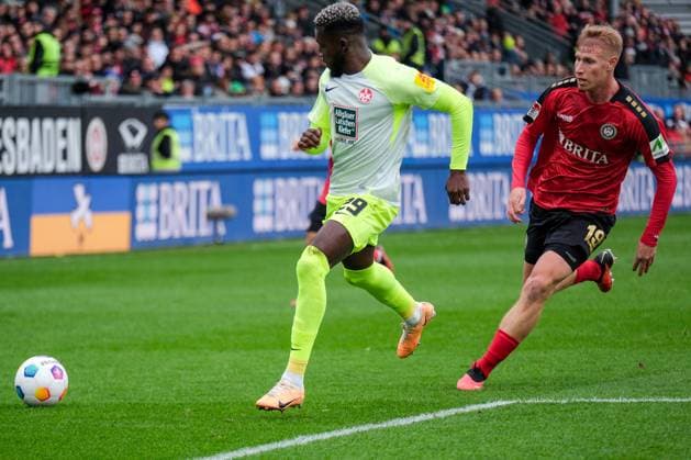 Richmond Tachie (1. FC Kaiserslautern, 29), Bjarke Jacobsen (SV Wehen Wiesbaden, 19), GER, SV Wehen Wiesbaden vs 1.FC Kaiserslautern, Fussball, 2. Bundesliga, 13. Spieltag, Spielzeit 2023 2024, 12.11.2023, DFL regulations prohibit any use of photographs as image sequences and or quasi-video GER, SV Wehen Wiesbaden vs 1.FC Kaiserslautern, Fussball, 2. Bundesliga, 13. Spieltag, Spielzeit 2023 2024, 12.11.2023, Wiesbaden