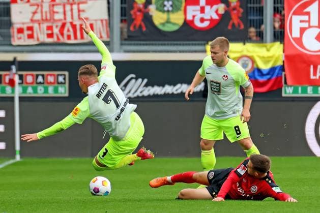 Wiesbaden, Deutschland 12. November 2023: 2. BL - 2023 2024 - SV Wehen Wiesbaden vs. 1. FC Kaiserslautern Im Bild: v.li. beim Kampf um den Ball: Marlon Ritter (Kaiserslautern), Jean Zimmer (Kaiserslautern) und Amar ÄÜatic (Wiesbaden). DFL regulations prohibit any use of photographs as image sequences and or quasi-video Britta Arena Hessen