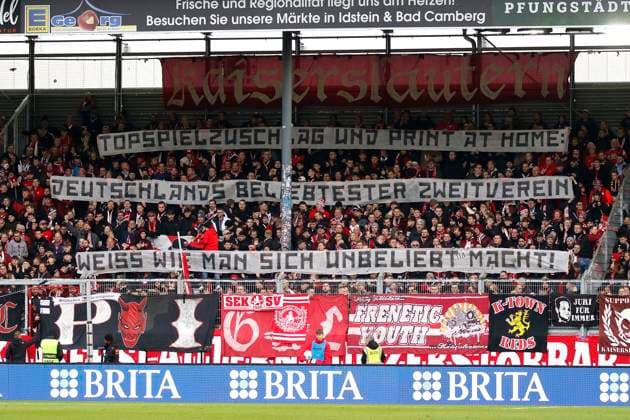12.11.2023, xavx, Fussball 2.Bundesliga, SV Wehen Wiesbaden - 1.FC Kaiserslautern emspor, v.l. Zuschauer, Fans vom 1.FC Kaiserslautern zeigen ein Banner gegen zu hohe Ticketpreise. (DFL DFB REGULATIONS PROHIBIT ANY USE OF PHOTOGRAPHS as IMAGE SEQUENCES and or QUASI-VIDEO) Wiesbaden