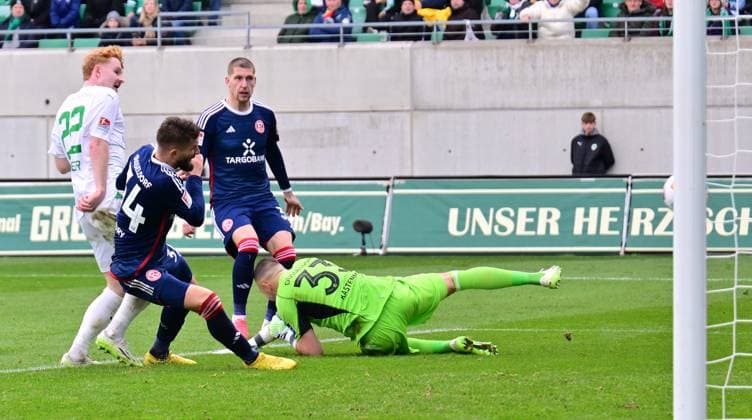 12.11.2023 - Fussball - Saison 2023 2024 - 2. Fussball - Bundesliga - 13. Spieltag: SpVgg Greuther Fürth ( Kleeblatt ) - Fortuna Düsseldorf F95 - Sportfoto Zink - xwoxzix - DFL regulations prohibit any use of photographs as image sequences and or quasi-video - only for editorial use - Robert Wagner (22, SpVgg Greuther Fürth ) erzielt Treffer Tor Torschuß zum 1:0 gegen Nicolas Gavory (34, Fortuna Düsseldorf F95 ) Florian Kastenmeier (33, Fortuna Düsseldorf F95 )