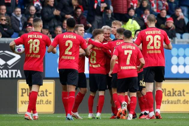 12.11.2023, xavx, Fussball 2.Bundesliga, SV Wehen Wiesbaden - 1.FC Kaiserslautern emspor, v.l. Thijmen Goppel (SV Wehen Wiesbaden) celebrate the goal, Der Torjubel zum 1:1 (DFL DFB REGULATIONS PROHIBIT ANY USE OF PHOTOGRAPHS as IMAGE SEQUENCES and or QUASI-VIDEO) Wiesbaden