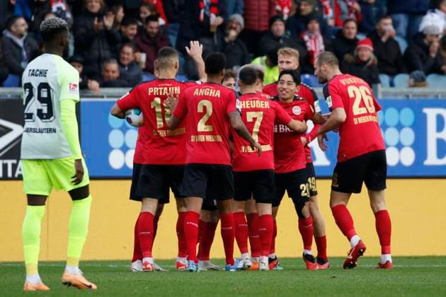 12.11.2023, xavx, Fussball 2.Bundesliga, SV Wehen Wiesbaden - 1.FC Kaiserslautern emspor, v.l. Thijmen Goppel (SV Wehen Wiesbaden) celebrate the goal, Der Torjubel zum 1:1 (DFL DFB REGULATIONS PROHIBIT ANY USE OF PHOTOGRAPHS as IMAGE SEQUENCES and or QUASI-VIDEO) Wiesbaden