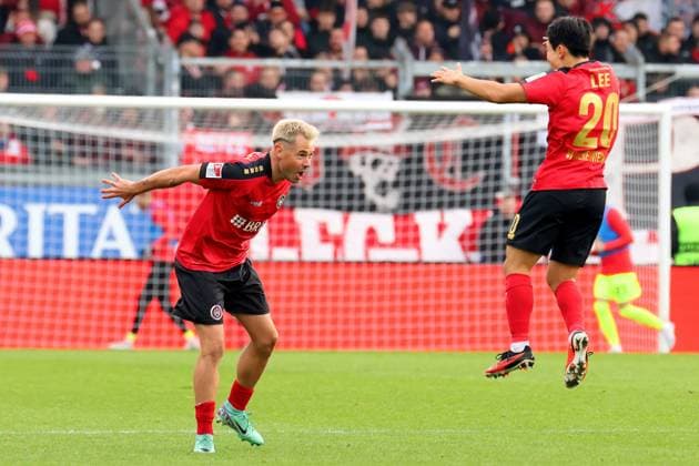 Wiesbaden, Deutschland 12. November 2023: 2. BL - 2023 2024 - SV Wehen Wiesbaden vs. 1. FC Kaiserslautern Im Bild: Torschuetze Thijmen Goppel (Wiesbaden)(1. v.li.) freut sich ueber sein Tor zum 1:1. DFL regulations prohibit any use of photographs as image sequences and or quasi-video Britta Arena Hessen