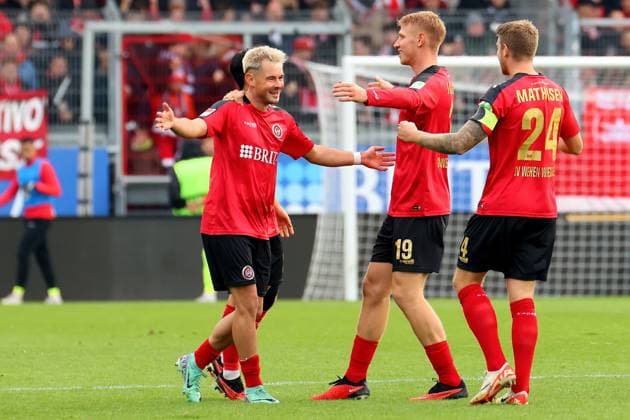 Wiesbaden, Deutschland 12. November 2023: 2. BL - 2023 2024 - SV Wehen Wiesbaden vs. 1. FC Kaiserslautern Im Bild: Torschuetze Thijmen Goppel (Wiesbaden)(1. v.li.) freut sich ueber sein Tor zum 1:1. DFL regulations prohibit any use of photographs as image sequences and or quasi-video Britta Arena Hessen