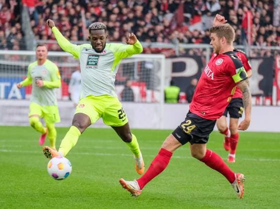 Richmond Tachie (1. FC Kaiserslautern, 29) im Zweikampf mit Marcus Mathisen (SV Wehen Wiesbaden, 24), GER, SV Wehen Wiesbaden vs 1.FC Kaiserslautern, Fussball, 2. Bundesliga, 13. Spieltag, Spielzeit 2023 2024, 12.11.2023, DFL regulations prohibit any use of photographs as image sequences and or quasi-video GER, SV Wehen Wiesbaden vs 1.FC Kaiserslautern, Fussball, 2. Bundesliga, 13. Spieltag, Spielzeit 2023 2024, 12.11.2023, Wiesbaden