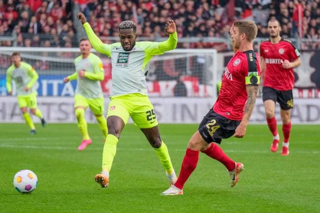 Richmond Tachie (1. FC Kaiserslautern, 29) im Zweikampf mit Marcus Mathisen (SV Wehen Wiesbaden, 24), GER, SV Wehen Wiesbaden vs 1.FC Kaiserslautern, Fussball, 2. Bundesliga, 13. Spieltag, Spielzeit 2023 2024, 12.11.2023, DFL regulations prohibit any use of photographs as image sequences and or quasi-video GER, SV Wehen Wiesbaden vs 1.FC Kaiserslautern, Fussball, 2. Bundesliga, 13. Spieltag, Spielzeit 2023 2024, 12.11.2023, Wiesbaden