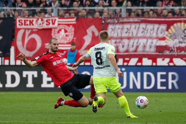 12.11.2023, xavx, Fussball 2.Bundesliga, SV Wehen Wiesbaden - 1.FC Kaiserslautern emspor, v.l. Aleksandar Vukotic (SV Wehen Wiesbaden), Jean Zimmer (1.FC Kaiserslautern) (DFL DFB REGULATIONS PROHIBIT ANY USE OF PHOTOGRAPHS as IMAGE SEQUENCES and or QUASI-VIDEO) Wiesbaden