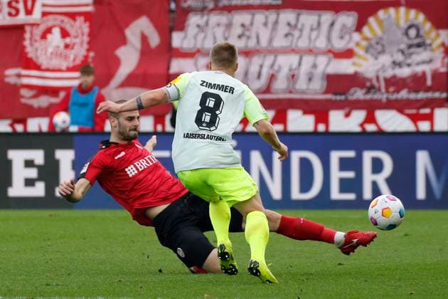 12.11.2023, xavx, Fussball 2.Bundesliga, SV Wehen Wiesbaden - 1.FC Kaiserslautern emspor, v.l. Aleksandar Vukotic (SV Wehen Wiesbaden), Jean Zimmer (1.FC Kaiserslautern) (DFL DFB REGULATIONS PROHIBIT ANY USE OF PHOTOGRAPHS as IMAGE SEQUENCES and or QUASI-VIDEO) Wiesbaden