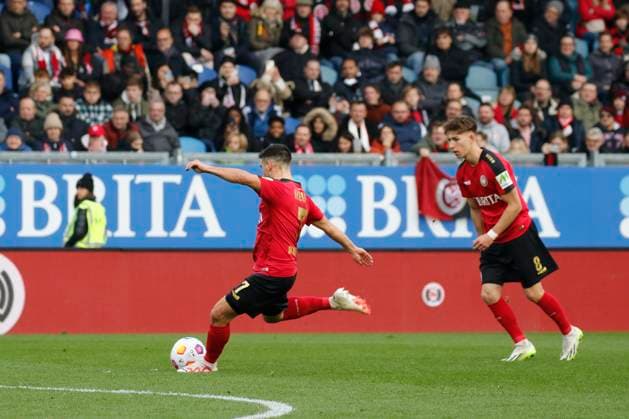 12.11.2023, xavx, Fussball 2.Bundesliga, SV Wehen Wiesbaden - 1.FC Kaiserslautern emspor, v.l. Robin Heußer (SV Wehen Wiesbaden) Goal scored, erzielt das Tor zum 2:1 (DFL DFB REGULATIONS PROHIBIT ANY USE OF PHOTOGRAPHS as IMAGE SEQUENCES and or QUASI-VIDEO) Wiesbaden