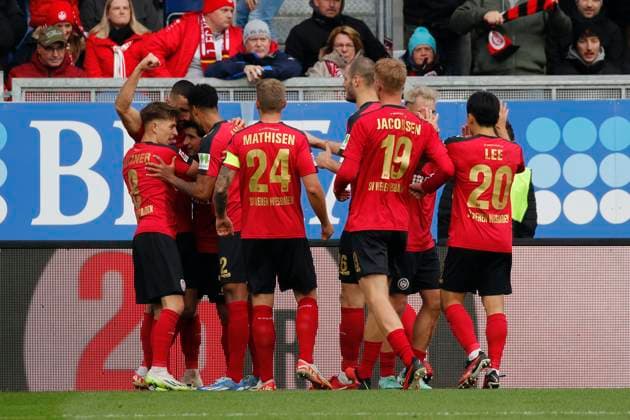 12.11.2023, xavx, Fussball 2.Bundesliga, SV Wehen Wiesbaden - 1.FC Kaiserslautern emspor, v.l. Robin Heußer (SV Wehen Wiesbaden) celebrate the goal, Der Torjubel zum 2:1 (DFL DFB REGULATIONS PROHIBIT ANY USE OF PHOTOGRAPHS as IMAGE SEQUENCES and or QUASI-VIDEO) Wiesbaden
