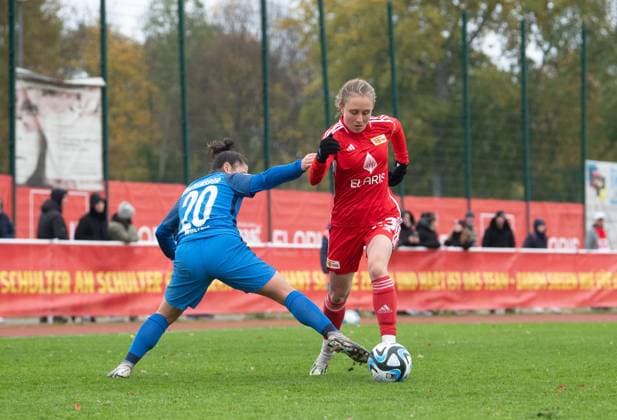 Fussball, Frauen, Saison 2023 2024, Regionalliga Nordost (10. Spieltag), 1. FC Union Berlin - Türkiyemspor Berlin, v. l. Lena-Marie Wolter Cosme (1. Frauen, Türkiyemspor Berlin), Pia Metzker (1. Frauen, 1. FC Union Berlin), 12.11. 2023, Copyright: xSebastianxRäppold MatthiasxKochx