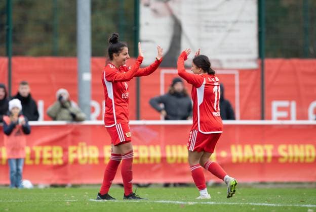Fussball, Frauen, Saison 2023 2024, Regionalliga Nordost (10. Spieltag), 1. FC Union Berlin - Türkiyemspor Berlin, v. l. Sarah Abu Sabbah (1. Frauen, 1. FC Union Berlin), Nour Youssef (1. Frauen, 1. FC Union Berlin), Jubel nach Tor zum 8:0, 12.11. 2023, Copyright: xSebastianxRäppold MatthiasxKochx
