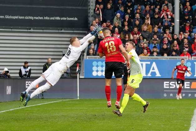 12.11.2023, xavx, Fussball 2.Bundesliga, SV Wehen Wiesbaden - 1.FC Kaiserslautern emspor, v.l. Torwart Julian Krahl (1.FC Kaiserslautern) fängt den Ball vor Ivan Prtajin (SV Wehen Wiesbaden) (DFL DFB REGULATIONS PROHIBIT ANY USE OF PHOTOGRAPHS as IMAGE SEQUENCES and or QUASI-VIDEO) Wiesbaden