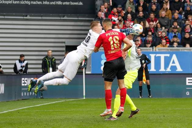 12.11.2023, xavx, Fussball 2.Bundesliga, SV Wehen Wiesbaden - 1.FC Kaiserslautern emspor, v.l. Torwart Julian Krahl (1.FC Kaiserslautern) fängt den Ball vor Ivan Prtajin (SV Wehen Wiesbaden) (DFL DFB REGULATIONS PROHIBIT ANY USE OF PHOTOGRAPHS as IMAGE SEQUENCES and or QUASI-VIDEO) Wiesbaden