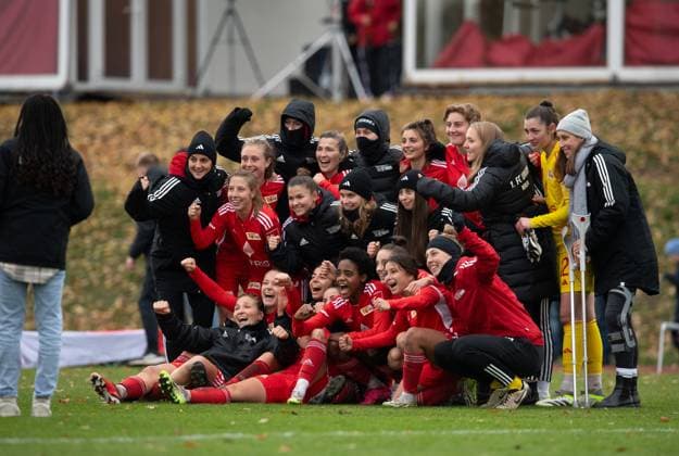 Fussball, Frauen, Saison 2023 2024, Regionalliga Nordost (10. Spieltag), 1. FC Union Berlin - Türkiyemspor Berlin, Siegerfoto Union nach Abpfiff, 12.11. 2023, Copyright: xSebastianxRäppold MatthiasxKochx