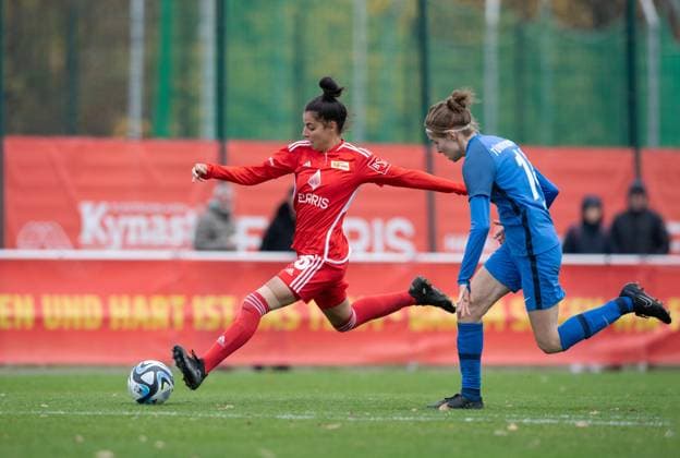 Fussball, Frauen, Saison 2023 2024, Regionalliga Nordost (10. Spieltag), 1. FC Union Berlin - Türkiyemspor Berlin, v. l. Sarah Abu Sabbah (1. Frauen, 1. FC Union Berlin) erzielt das Tor zum 8:0 gegen Gesine Schick (1. Frauen, Türkiyemspor Berlin), 12.11. 2023, Copyright: xSebastianxRäppold MatthiasxKochx