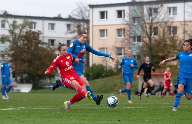 Sport Bilder des Tages Fussball, Frauen, Saison 2023 2024, Regionalliga Nordost (10. Spieltag), 1. FC Union Berlin - Türkiyemspor Berlin, v. l. Lisa Heiseler (1. Frauen, 1. FC Union Berlin), Gesine Schick (1. Frauen, Türkiyemspor Berlin), 12.11. 2023, Copyright: xSebastianxRäppold MatthiasxKochx