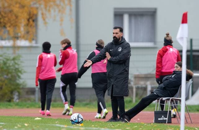Fussball, Frauen, Saison 2023 2024, Regionalliga Nordost (10. Spieltag), 1. FC Union Berlin - Türkiyemspor Berlin, Trainer Mehmet Bolat (1. Frauen, Türkiyemspor Berlin), 12.11. 2023, Copyright: xSebastianxRäppold MatthiasxKochx