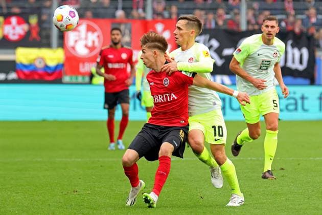 Wiesbaden, Deutschland 12. November 2023: 2. BL - 2023 2024 - SV Wehen Wiesbaden vs. 1. FC Kaiserslautern Im Bild: v. li. im Zweikampf Nick Bätzner Baetzner (Wiesbaden) gegen Philipp Klement (Kaiserslautern). DFL regulations prohibit any use of photographs as image sequences and or quasi-video Britta Arena Hessen